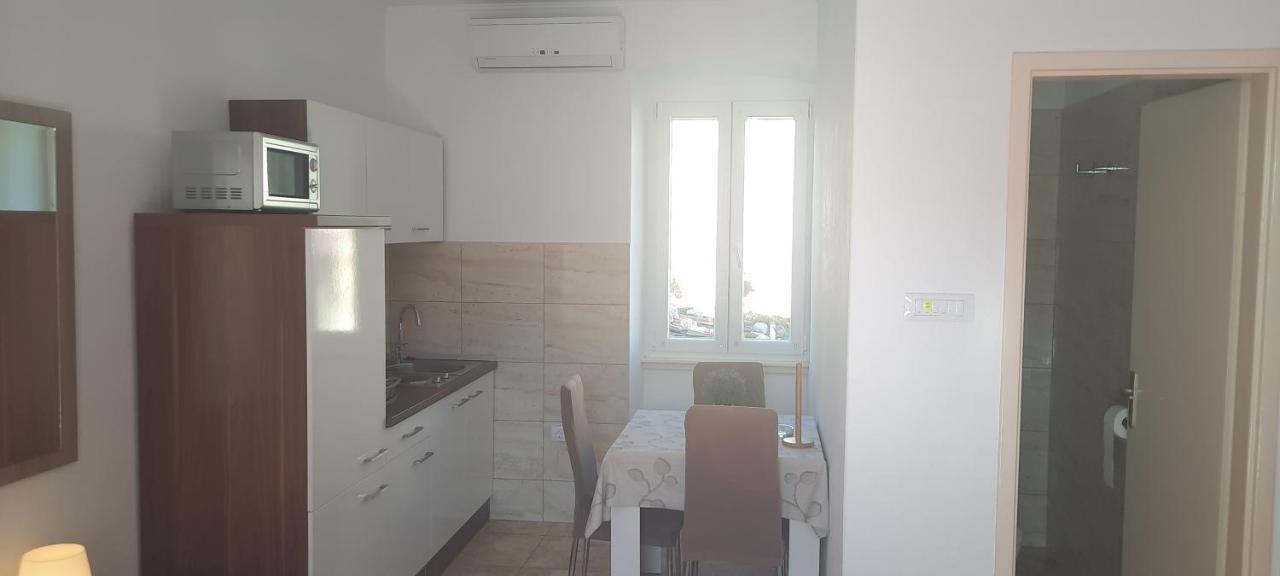 Apartments Villa Beba คอมีชา ภายนอก รูปภาพ
