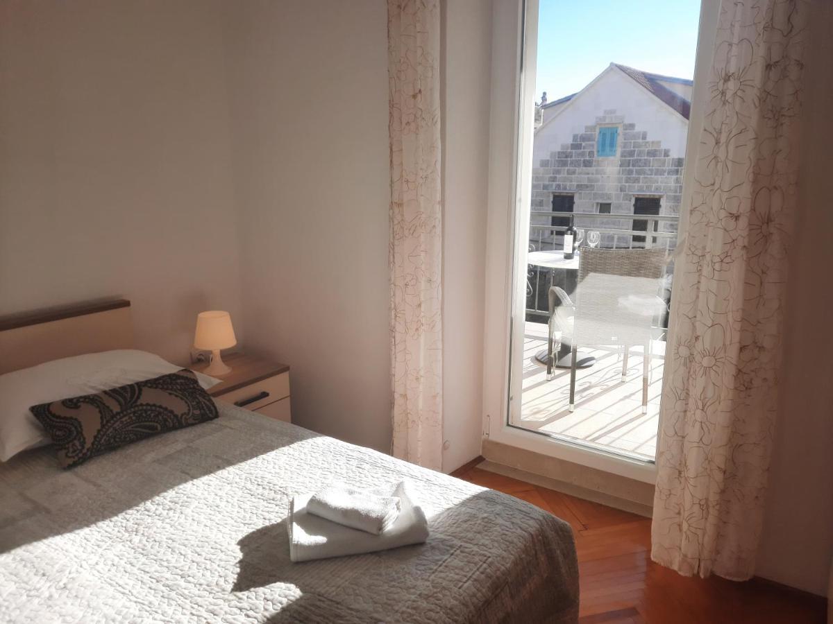 Apartments Villa Beba คอมีชา ภายนอก รูปภาพ