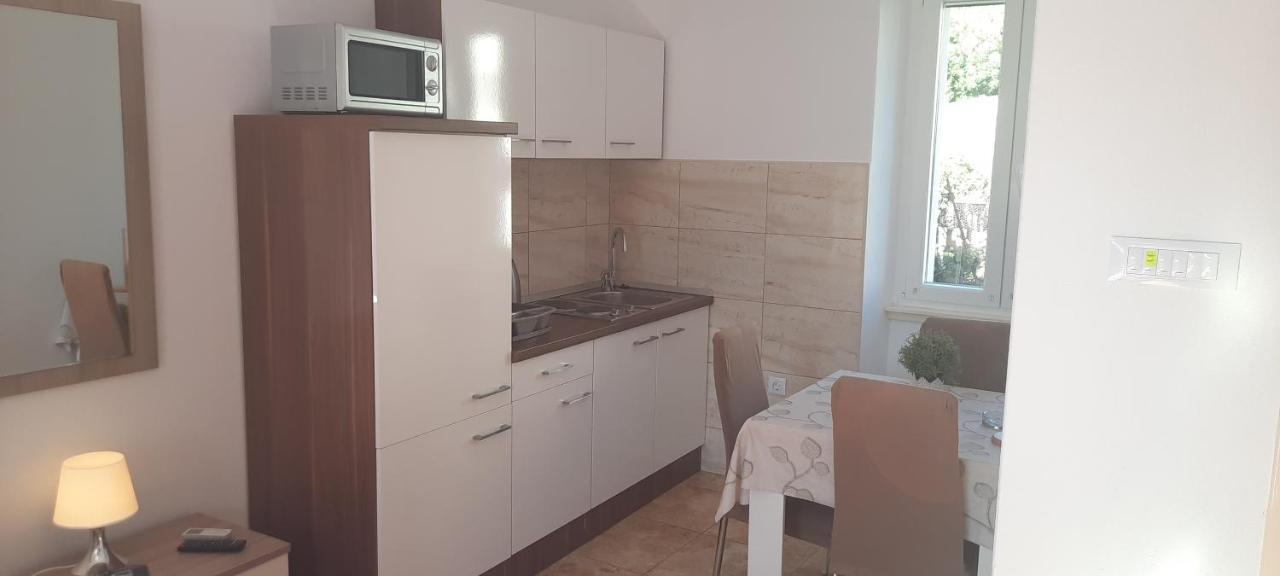 Apartments Villa Beba คอมีชา ภายนอก รูปภาพ