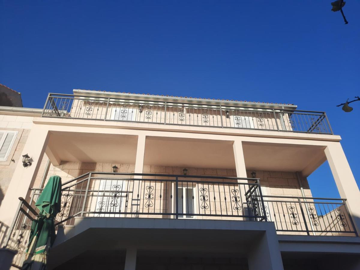 Apartments Villa Beba คอมีชา ภายนอก รูปภาพ