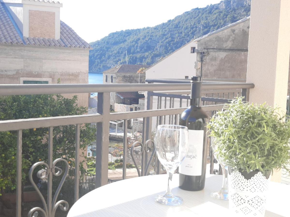 Apartments Villa Beba คอมีชา ภายนอก รูปภาพ